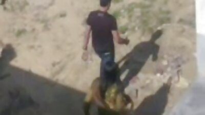 Una egipcia salvaje se golpea las tetas y le desgarra el coño con una berenjena. videos de maduras xxx