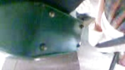 La madre vio el rabo grande que tenía el novio pormo maduras de su hija y le enseñó a chuparlo.