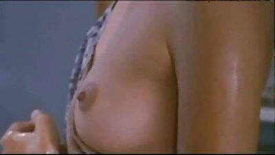 Una mujer sexy se pone en cuclillas sobre un pene y se coloca maduras folladoras en el suelo en un orgasmo.
