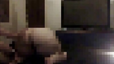 Una belleza madura seduce joven de pelo rizado con un coño sin afeitar y un tampón que sobresale en una playa nudista.