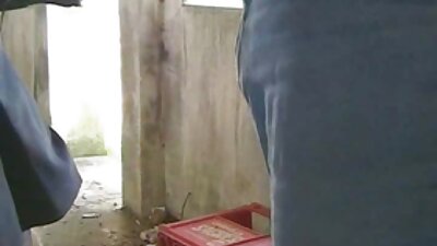 Mamada y sexo en el madura seduce a joven probador del centro comercial con una vendedora de labios grandes.