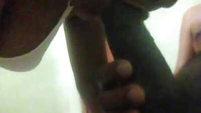 Me masturbé mientras mi tía se probaba qué bragas y medias ponerse y me atraparon. videos de madura