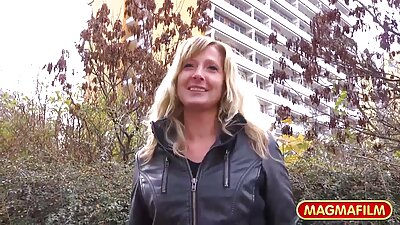 Le da a su esposa para chupar su polla nervuda y xxx maduras amas de casa la pone encima de la polla.