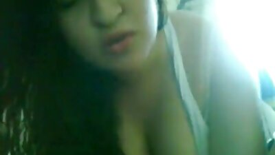 Una bombera con el busto desnudo bombea videos anal maduras a un chico chupándoselo.
