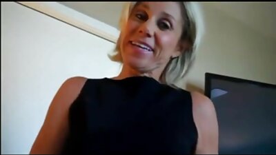 Mami frota el esperma de su hijo en su estómago y tetas y sabe lo que está haciendo. videos madres maduras