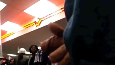 El peliculas xxx maduras taxista de Uber detiene al cliente cerca de los arbustos, fuma y folla por dinero.