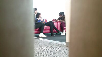 Una linda bebé seduce a un tío adulto ver videos de maduras follando para follársela suavemente por el culo.