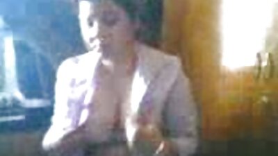 El chico se asoma mientras videos maduras x mamá se masturba el culo y ayuda.